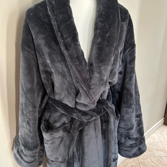 Vellux Plush Robe - Picture 2 of 7